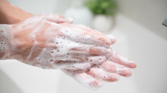 新型コロナで学校のトイレが使えない…急増する強迫性障害【精神科医の解説】