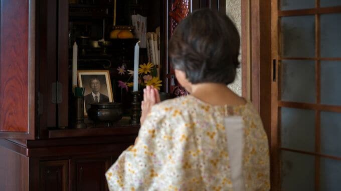 なによ、これ!? 認知症で老人ホームに入る年金月12万円の母（83）の荷物整理中、実家の仏間で見つけた“謎の隠し扉”…重厚な入口をくぐった54歳長女が発見「信じたくない事実」