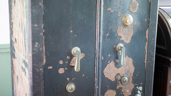 「お兄ちゃん、これ見て…」74歳父の死後、兄妹で実家の片づけ。築52年の木造平屋、床下から出てきた“謎の金庫”と〈1枚の書類〉