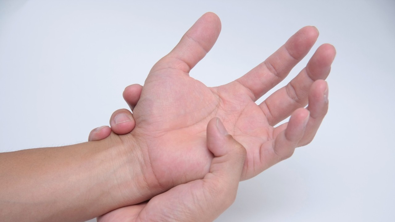 手がしびれる…本当は怖い「手根管症候群」の症状と治療法