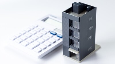 すべて完成当時から「〇年後に非常階段の塗り替え」「〇年後に駐車場のメンテナンス」といった内容の長期修繕計画が立てられ、管理組合（実務はマンション全体の管理会社）によって着実に実行されています。その資金源が毎月徴収されている修繕積立金などです。