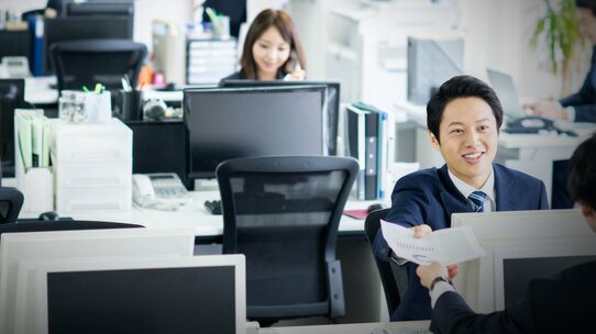 従業員が突然「無断欠勤」…企業が取るべき対応は?自然退職・解雇の条件は?【社労士が解説】