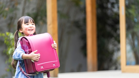 は？なんで私が…「姪のランドセル代を出してあげて」年金11万円・長男教・72歳母からの要求に〈42歳長女〉が縁切りを決意した瞬間