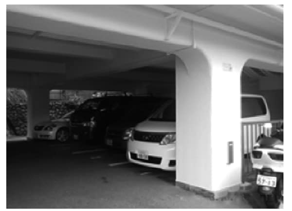 写真1 補強が必要な駐車場の独立性