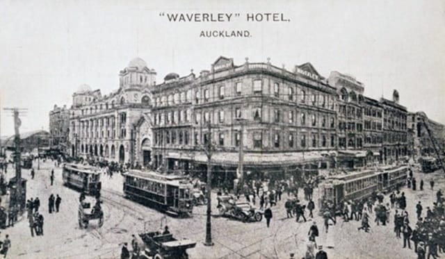 1920年代クウィーンストリートとカスタムストリートのコーナー。トラムが走る。左手端のビルがブリトマート駅の建物。