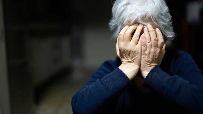 「泣き崩れる母を、置いていくしかなかった」…82歳老親のために〈入居一時金3,500万円・豪華老人ホーム〉を選んだ息子が、10日後の面会で“激しく後悔”の理由