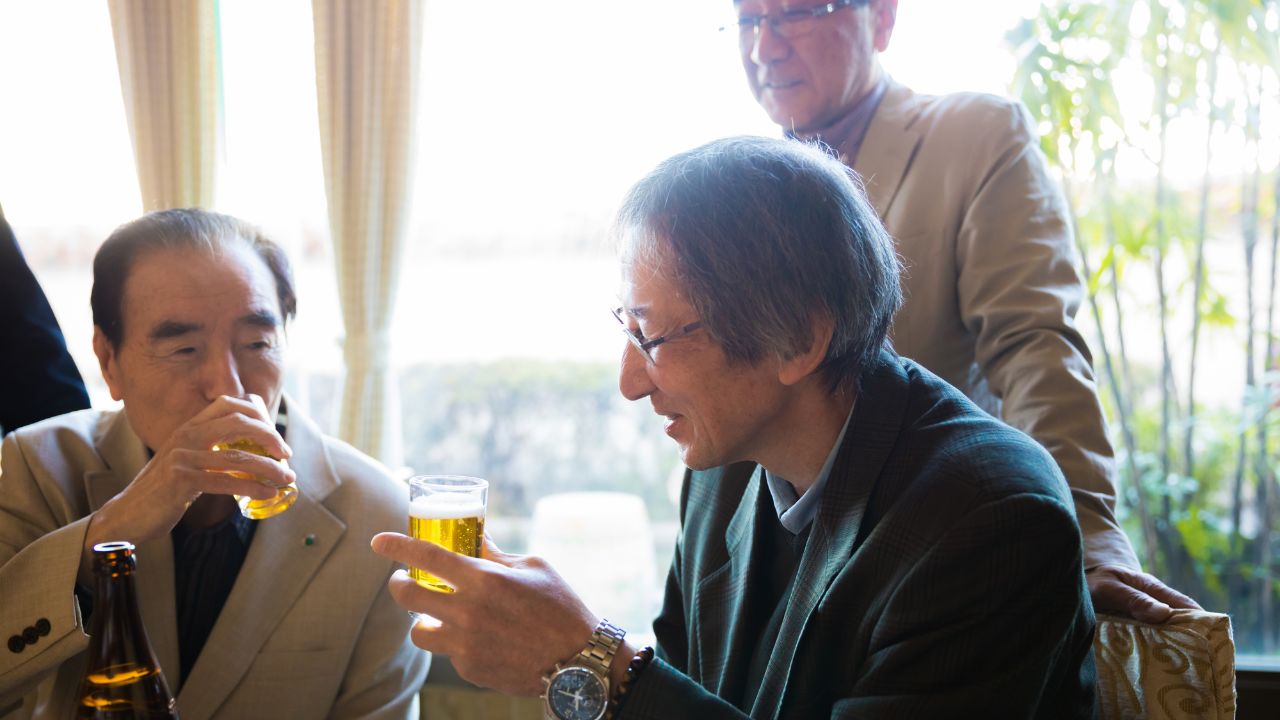 「あのおじいさん、お金はあるのに哀れね…」高級老人ホームの職員たちが陰で辟易する“75歳の裸の王様”。家族から見捨てられた現実から目を背ける、偽りの〈孫自慢〉