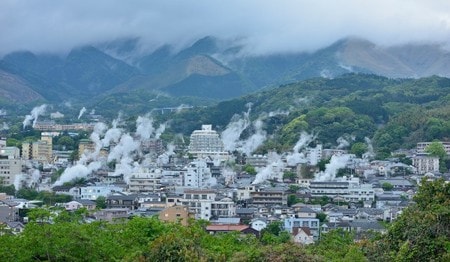 ▲街中に硫黄の煙がのぼる別府市（PIXTA）