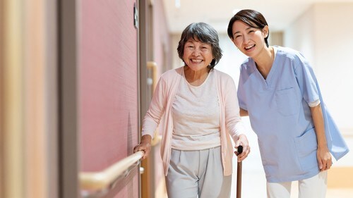 何でもやりますと入居者誘致合戦を繰り広げている老人ホームが多いという。（※写真はイメージです／PIXTA）