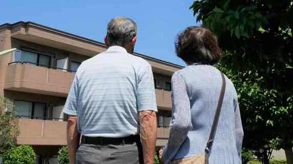 「いつまでいるの？」とは言えなくて…。〈年金月24万円・68歳夫婦〉実家へ出戻った32歳娘との距離感に悩む日々