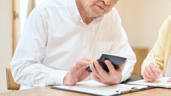 「俺の給料はどこに消えた？」〈年収820万円・小遣い月3万円〉節制してきた59歳男性、妻から渡された家計簿に絶句