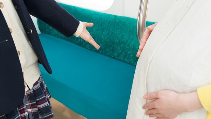 「座ってください」「座りません」…視覚障害のある人が電車で“座りたくなかった”ワケ