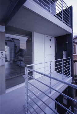 片廊下側が全面ガラス張り