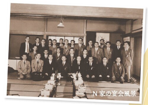 昭和10年代の宴会風景(左も)。N家での接待のご馳走は、自宅でニワトリを調理し、「トリすき鍋」にすることが多かった。こういった宴席に、書画骨董が飾られた。たびたび宴会が行われたために、書画骨董は1セットでは足りず、複数買い求める必要があった。床の間に掛け軸が見える。写真/個人蔵