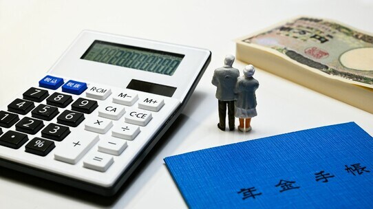 高齢夫の逝去で「生活困窮妻」続出のワケ…〈年金無知〉が陥る悲惨な老後生活【税理士が解説】