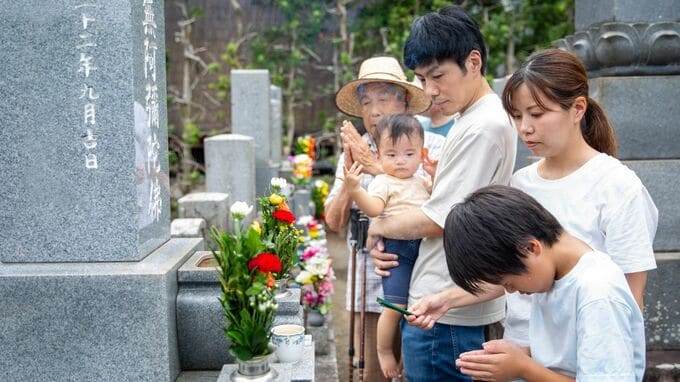 「子どもに負担をかけたくない、でも供養は大切にしたい…」代々のお墓に悩む人が“墓じまい”の先に見つけた〈新しい供養のカタチ〉