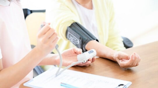 【高血圧】血圧が測るたびに違うのはなぜ?医師が教える「より正確な測り方」