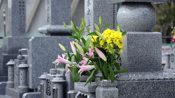 これでよかったのでしょうか…〈墓じまい〉を決断した年金14万円・パート勤務の66歳独居女性。「息子に迷惑をかけないで済む」気持ちが軽くなった一方で、入り混じる後悔のワケ