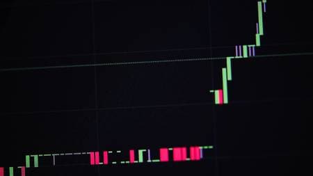 ストップ高銘柄、どうする？（画像はイメージです／PIXTA）