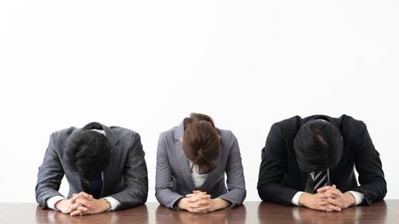 いまさら後悔…（※写真はイメージです／PIXTA)