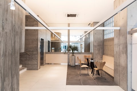 洗練されたデザインのエントランス。同社の物件は維持管理も自社で行っているという。