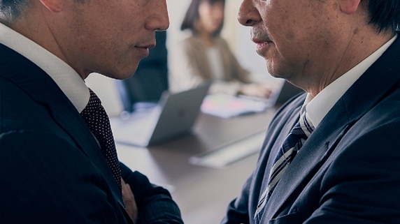 〈一族経営の悲劇〉株式を分けたことで経営権が分散→会社にノータッチな兄の合意が必要に…事業承継リスクを回避するため、やっておくべきこと【プロが解説】