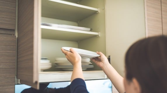 「幸せに暮らしてね」75歳母のメモ…年金10万円“変わり者”の自宅アパートを大片付け。疎遠な48歳娘が食器棚の奥から発見した〈5,000万円の通帳〉