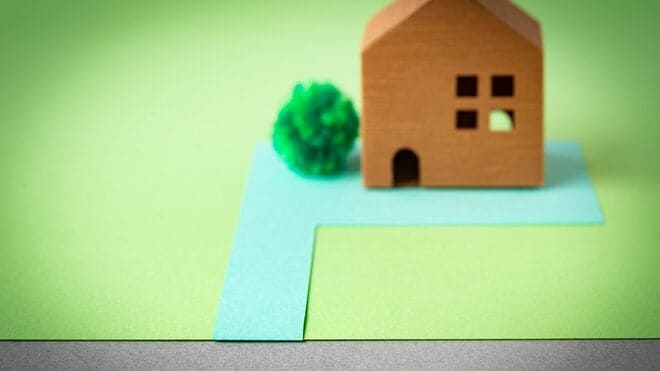 家の模型と道路を模した画用紙