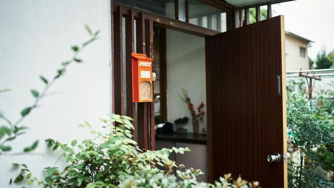 こんなはずでは…〈年金月14万円・老後資金1,500万円〉80歳母の「遠隔介護」で52歳長男が絶句。帰省時に目撃した「見守りカメラ」の死角に広がる〈まさかの光景〉