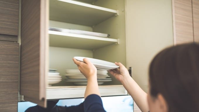 「幸せに暮らしてね」75歳母のメモ…年金10万円“変わり者”の自宅アパートを大片付け。疎遠な48歳娘が食器棚の奥から発見した〈5,000万円の通帳〉