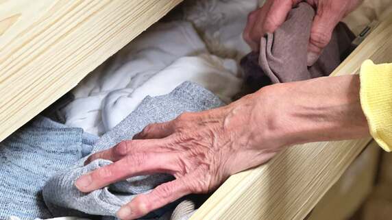 「衣替えの時期なのに…」クローゼットの前でため息をつく76歳女性。年金月12万円、“冬物コート”を手放した理由