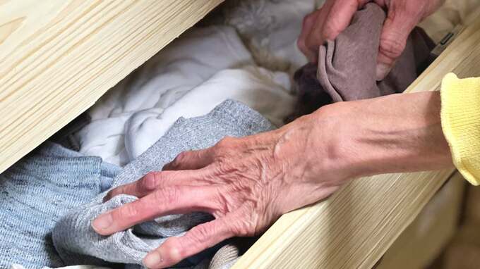 「衣替えの時期なのに…」クローゼットの前でため息をつく76歳女性。年金月12万円、“冬物コート”を手放した理由