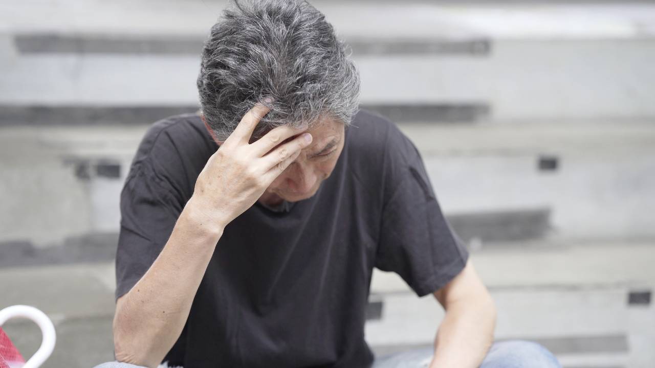 どう生きていけと…〈手取り月15万円〉52歳非正規男性の慟哭。毎晩19時、スーパーで「半額シール待ちが日課」の悲劇