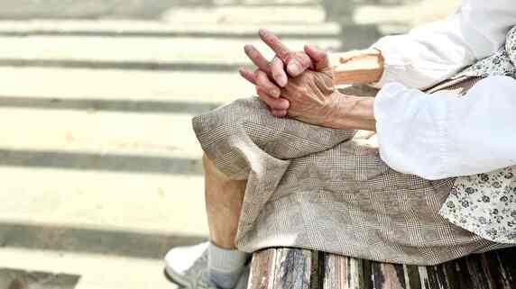 「ごちそうしたことを後悔しています」〈年金月17万円・69歳母〉…38歳長男から「もう会わない」と告げられた夜