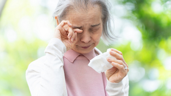 年金月6万円の貧困生活に一筋の光…自営業の夫を亡くして細々と暮らす68歳女性、日本年金機構から届いた“緑色の封筒”に涙したワケ【CFPの助言】