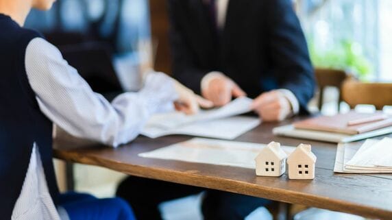 「仲良く相続するにはどうしたら…」〈不動産7,000万円〉と〈現金2,000万円〉を円満に分割する解決策とは【不動産のプロが解説】