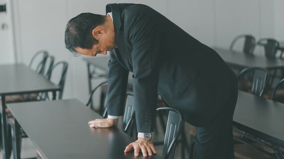 「なんで教えてくれなかった…」銀行に全幅の信頼を置いた60歳男性、同期と“資産1,000万円規模の差”がついたワケ