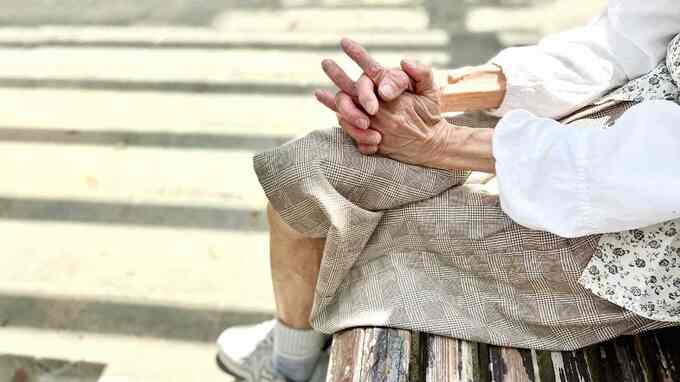 「ごちそうしたことを後悔しています」〈年金月17万円・69歳母〉…38歳長男から「もう会わない」と告げられた夜