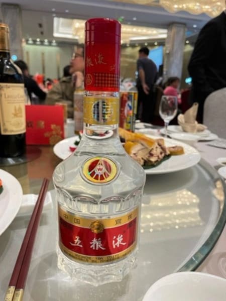 宜賓五糧液。500mlで1,299元（約2万5,300円）と結構なお値段。