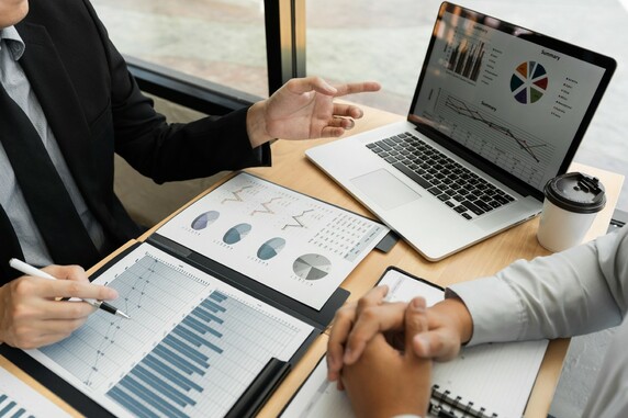 恐ろしい…丸腰で「無料相談」へ足を運ぶ重大リスク。キャッシュフロー表片手に〈足りないですね…〉〈いけますよ！〉好き放題いう担当者に振り回されない、たったひとつの予備知識【FPが助言】