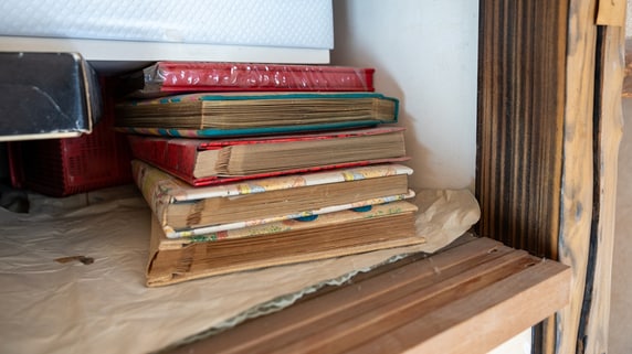 ああ、しんどい！ 57歳パート主婦、仕事掛け持ちで老母に仕送りしてきたが…母亡き後の実家で見つけた「押し入れの中身」に絶句