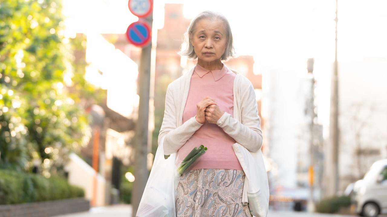 やっぱり女の子は頼りになるわね！〈年金月15万円〉〈長男教〉の70代母の言葉に45歳長女が思わず二度聞き…「月2万円」で実家に居続けた弟を優遇した母の末路