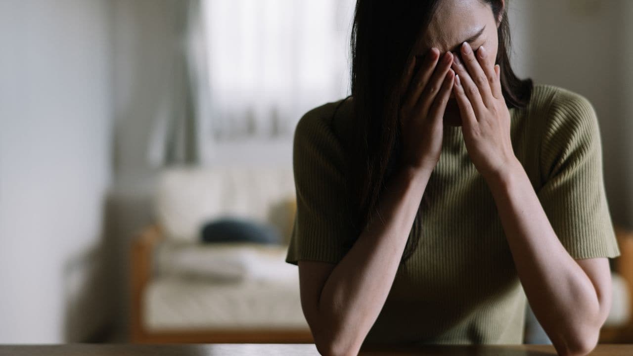 嘘でしょ…夫(享年48歳)の遺族年金「月14万円」に絶句した45歳パート妻。高校生の娘の〈まさかのひと言〉に涙が止まらない