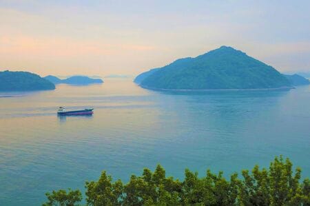 （きのえ温泉 ホテル清風館の部屋より、瀬戸内海と大下島／PIXTA）