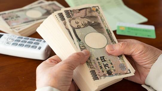 年金受給への不安は「高齢者と次世代で大きな差」…「親を放ったらかす」罪悪感が不要なワケ