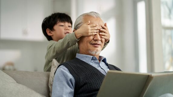 「あんなに可愛がっていた孫なのに」…〈年金暮らし・72歳男性〉夏休みの“楽しい思い出”から一転、「47万円超」の高額請求に青ざめたワケ