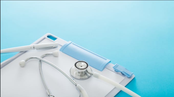 成年後見制度の手続きに「医師の診断書」はなぜ必要？2019年から加わった「本人情報シート」とは