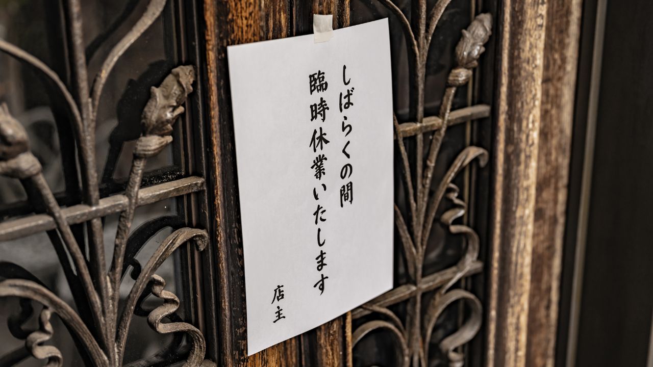 「店をたためば借金だけが残る…」〈退職金2,500万円〉65歳定年夫、念願のカフェを開業したが…1年後、妻がレジ裏で見た「絶望の数字」