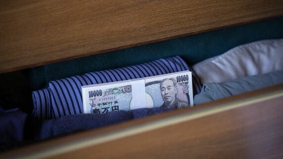 遺されたのは〈タンス預金78万円〉と〈遺族年金月9万6,000円〉のみ…口数は少ないが、情の深い夫が隠した「やるせない事実」に67歳妻、昏倒【FPの助言】