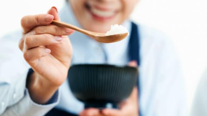 【在宅医療】嚥下障害ありの高齢者にとって安全なのは「真横に寝て食べる」スタイル…医師が教える「完全側臥位」のすごいメリット